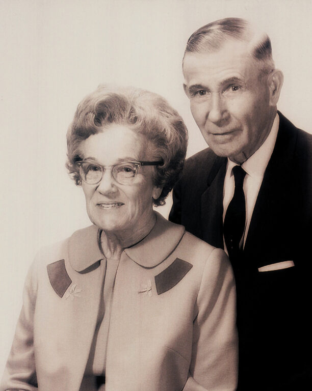 An old black-and-white-photo of an elderly couple